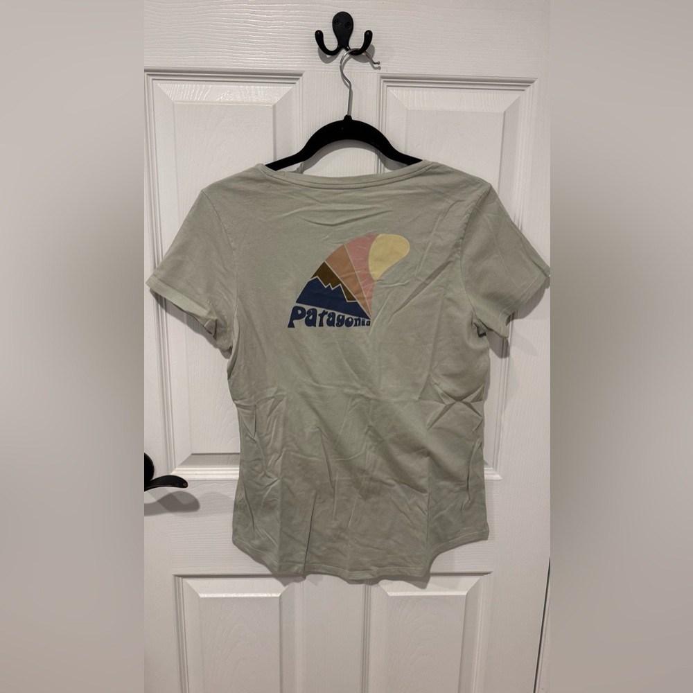 Patagonia Women's Light Green Short Sleeve Tee Surfing Wave Fin